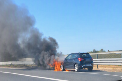 Auto in fiamme sulla A14 ad Acquaviva delle Fonti: momenti di paura in autostrada 3 Auto in fiamme sulla A14. Colonna di fumo nero da un'auto in fiamme sulla corsia dell'autostrada A14 ad Acquaviva delle Fonti